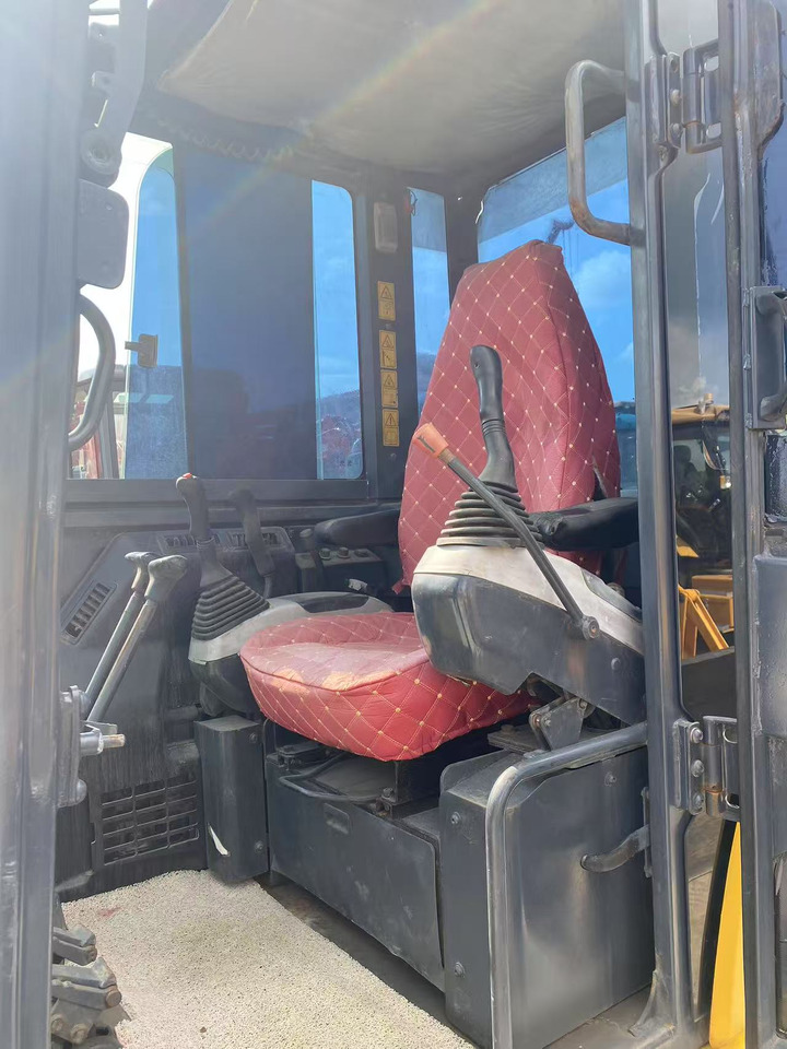 Minikotró KOMATSU PC56-7: 6 kép. Minikotró KOMATSU PC56-7: 6 kép.