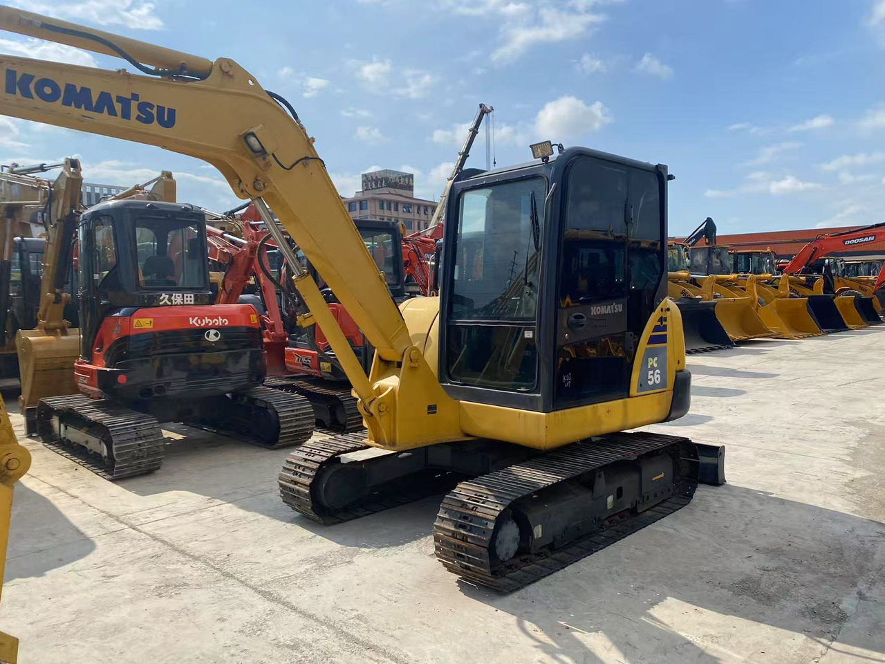 Minikotró KOMATSU PC56-7: 8 kép. Minikotró KOMATSU PC56-7: 8 kép.