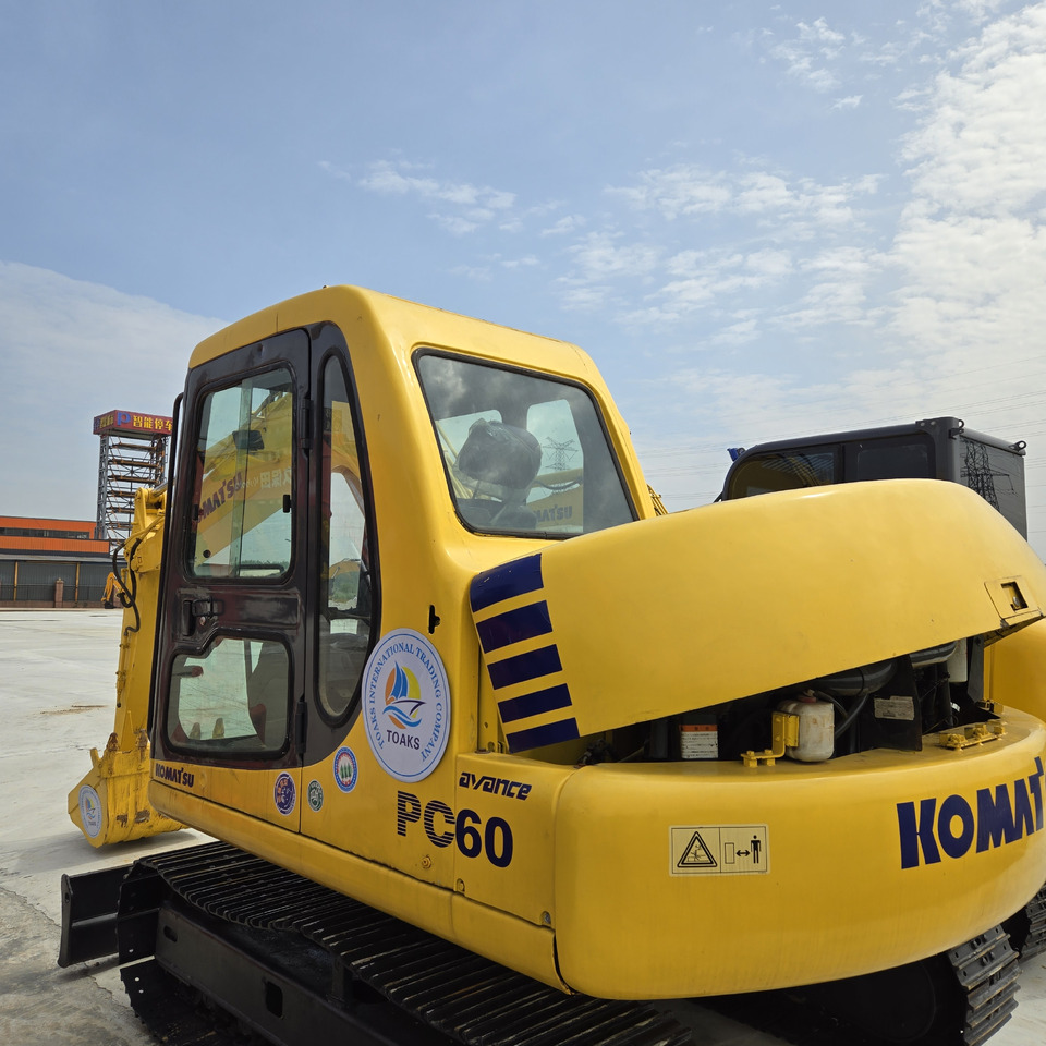 KOMATSU PC60 - Minikotró: 2 kép. KOMATSU PC60 - Minikotró: 2 kép.