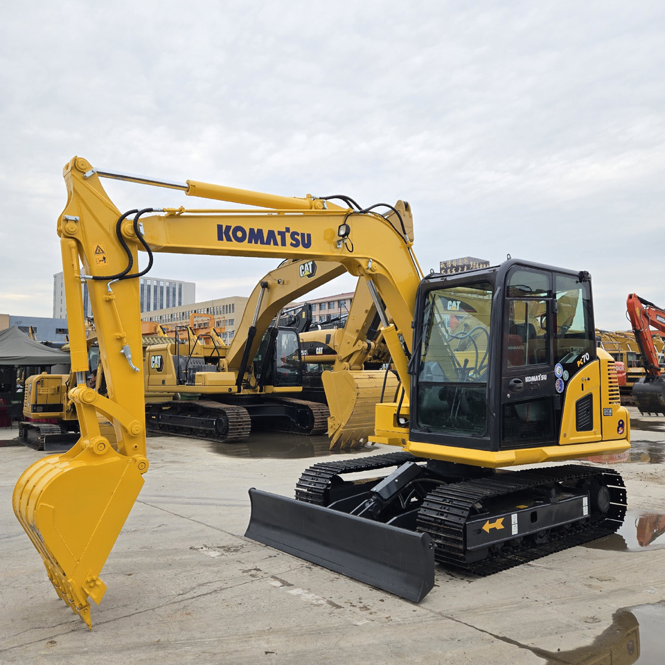 KOMATSU PC70-8 - Minikotró: 5 kép. KOMATSU PC70-8 - Minikotró: 5 kép.