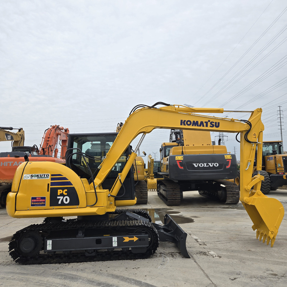 KOMATSU PC70-8 - Minikotró: 2 kép. KOMATSU PC70-8 - Minikotró: 2 kép.