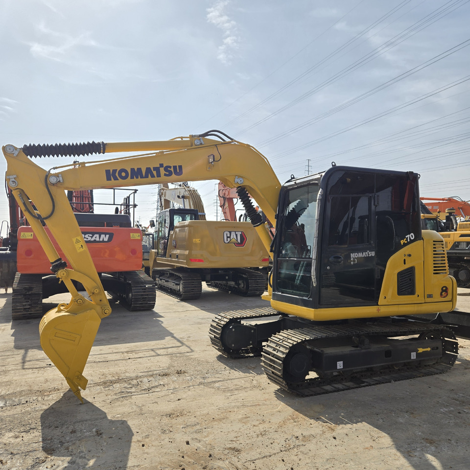 KOMATSU PC70-8 - Minikotró: 3 kép. KOMATSU PC70-8 - Minikotró: 3 kép.