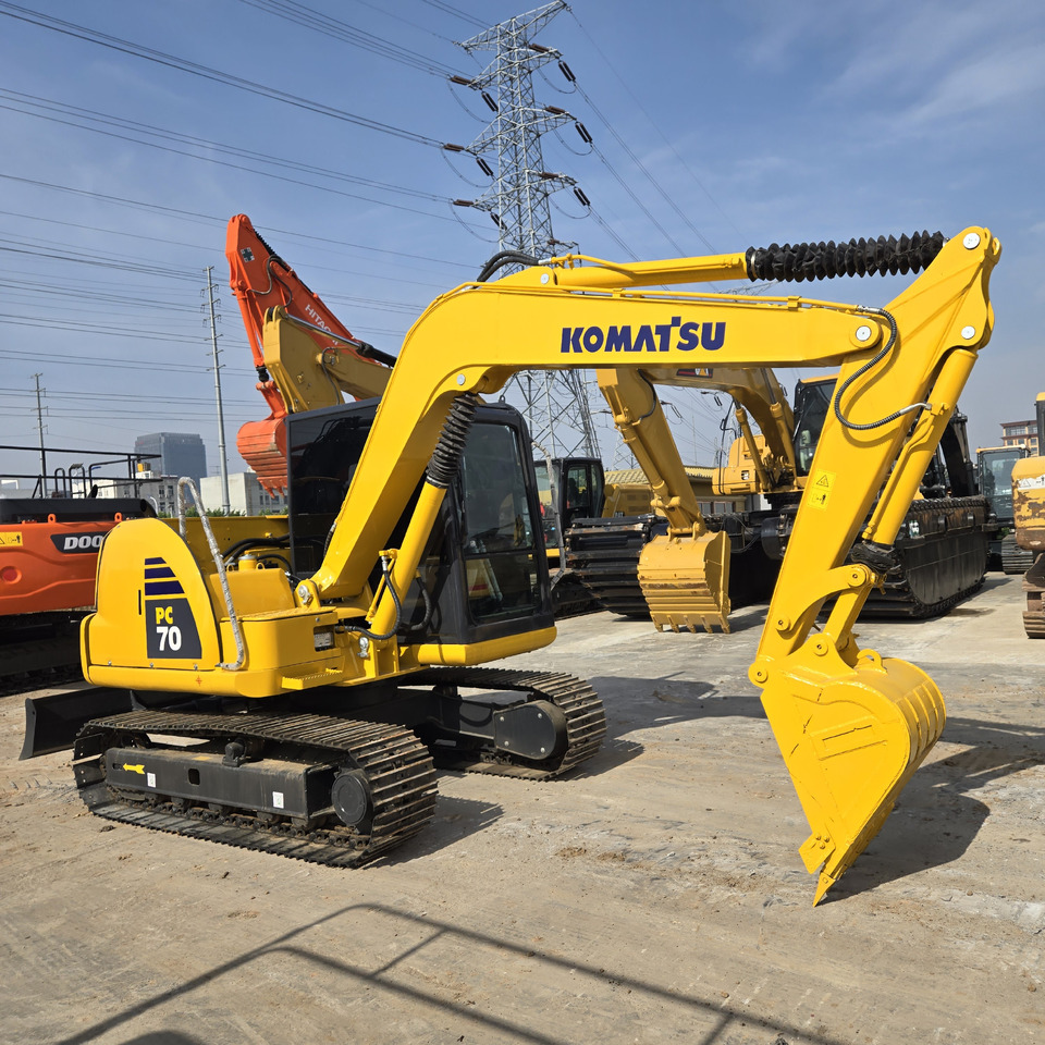 KOMATSU PC70-8 - Minikotró: 3 kép. KOMATSU PC70-8 - Minikotró: 3 kép.