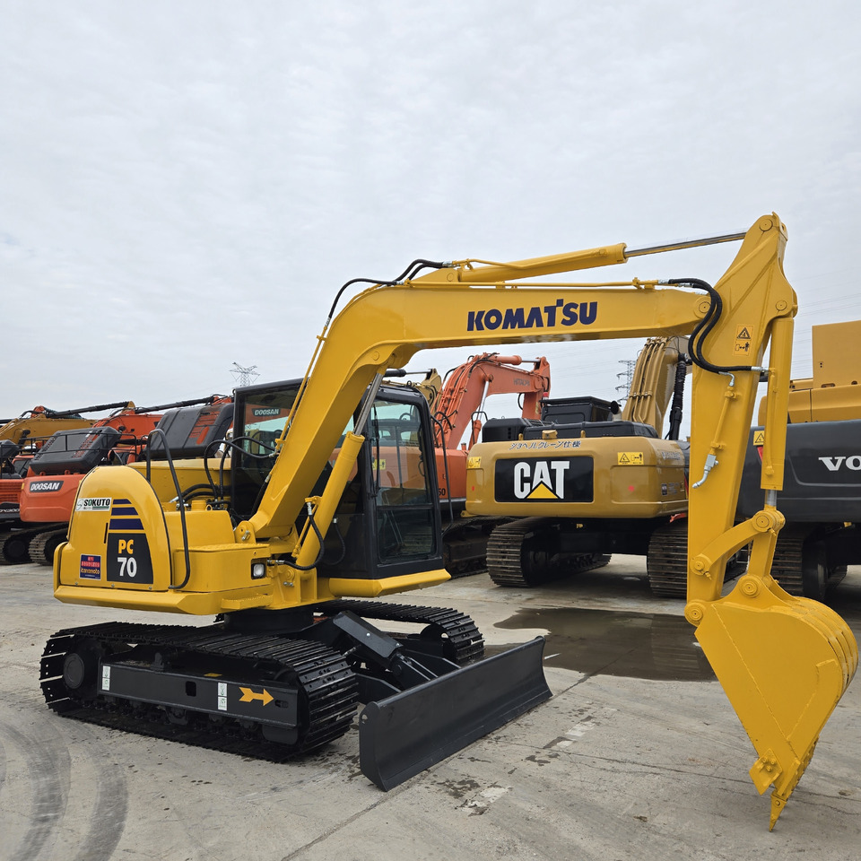KOMATSU PC70-8 - Minikotró: 3 kép. KOMATSU PC70-8 - Minikotró: 3 kép.