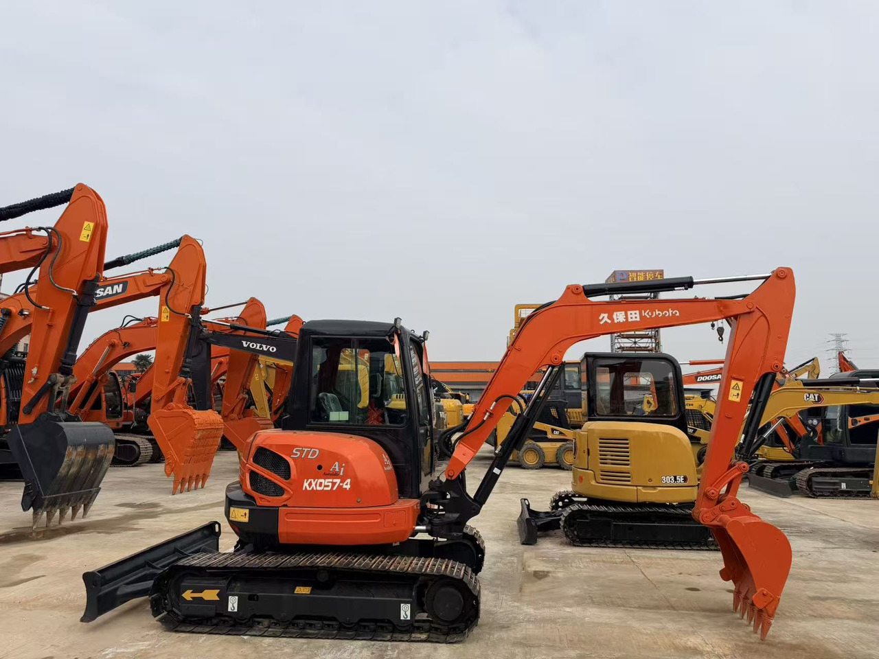 KUBOTA KX057-4 - Minikotró: 2 kép. KUBOTA KX057-4 - Minikotró: 2 kép.