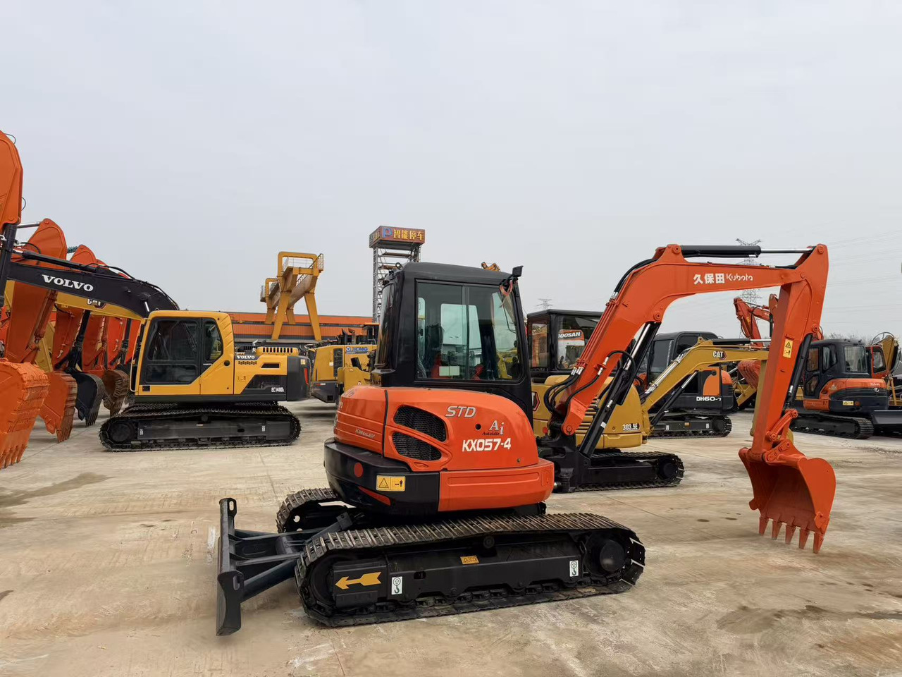 KUBOTA KX057-4 - Kotrógép: 1 kép. KUBOTA KX057-4 - Kotrógép: 1 kép.