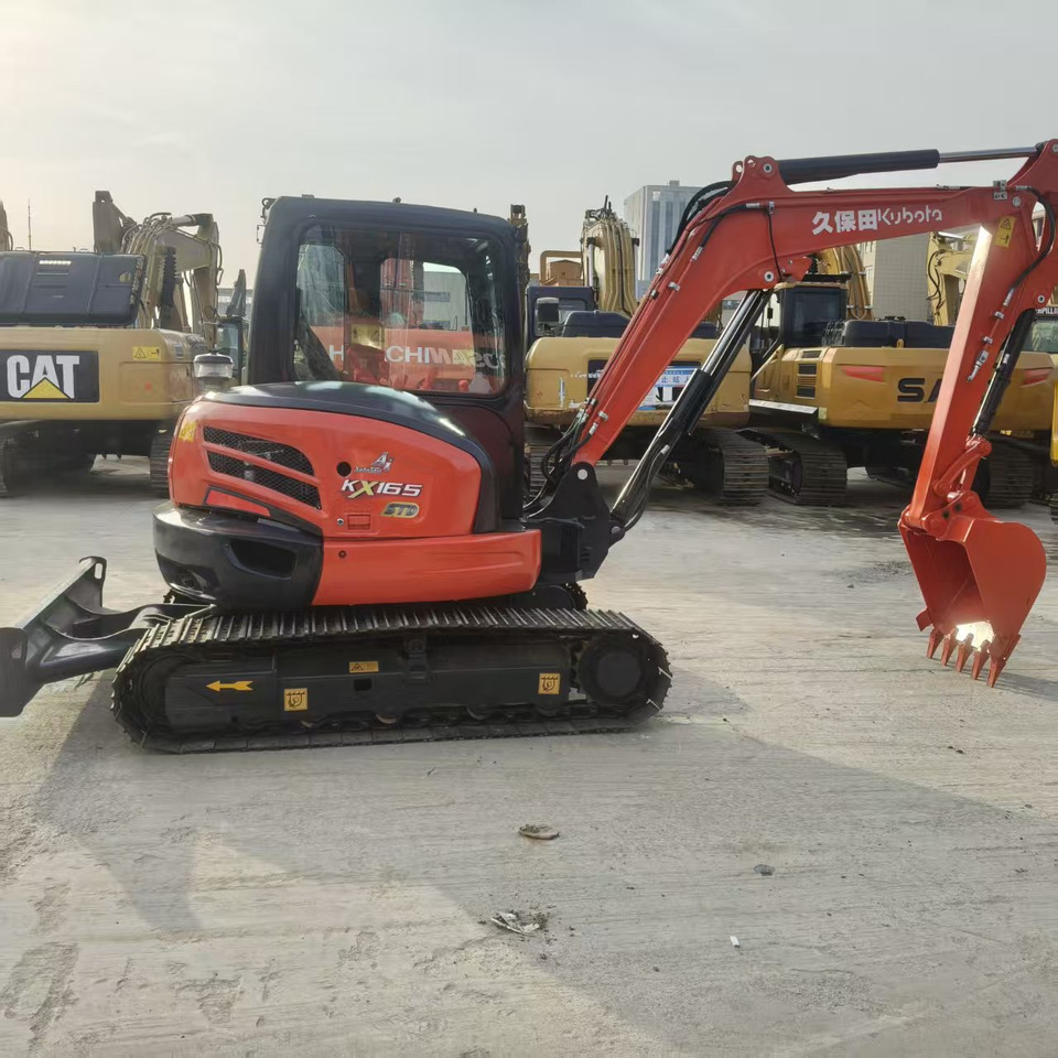 KUBOTA KX165 - Minikotró: 2 kép. KUBOTA KX165 - Minikotró: 2 kép.