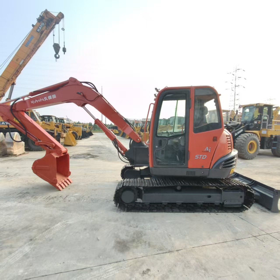 KUBOTA KX185 - Kotrógép: 2 kép. KUBOTA KX185 - Kotrógép: 2 kép.