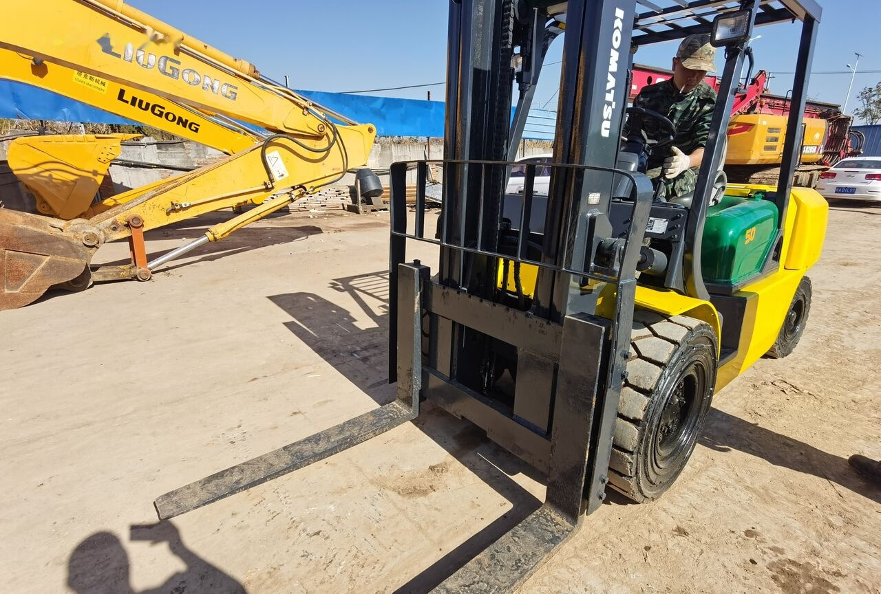 Komatsu FD50 - Villás targonca: 5 kép. Komatsu FD50 - Villás targonca: 5 kép.