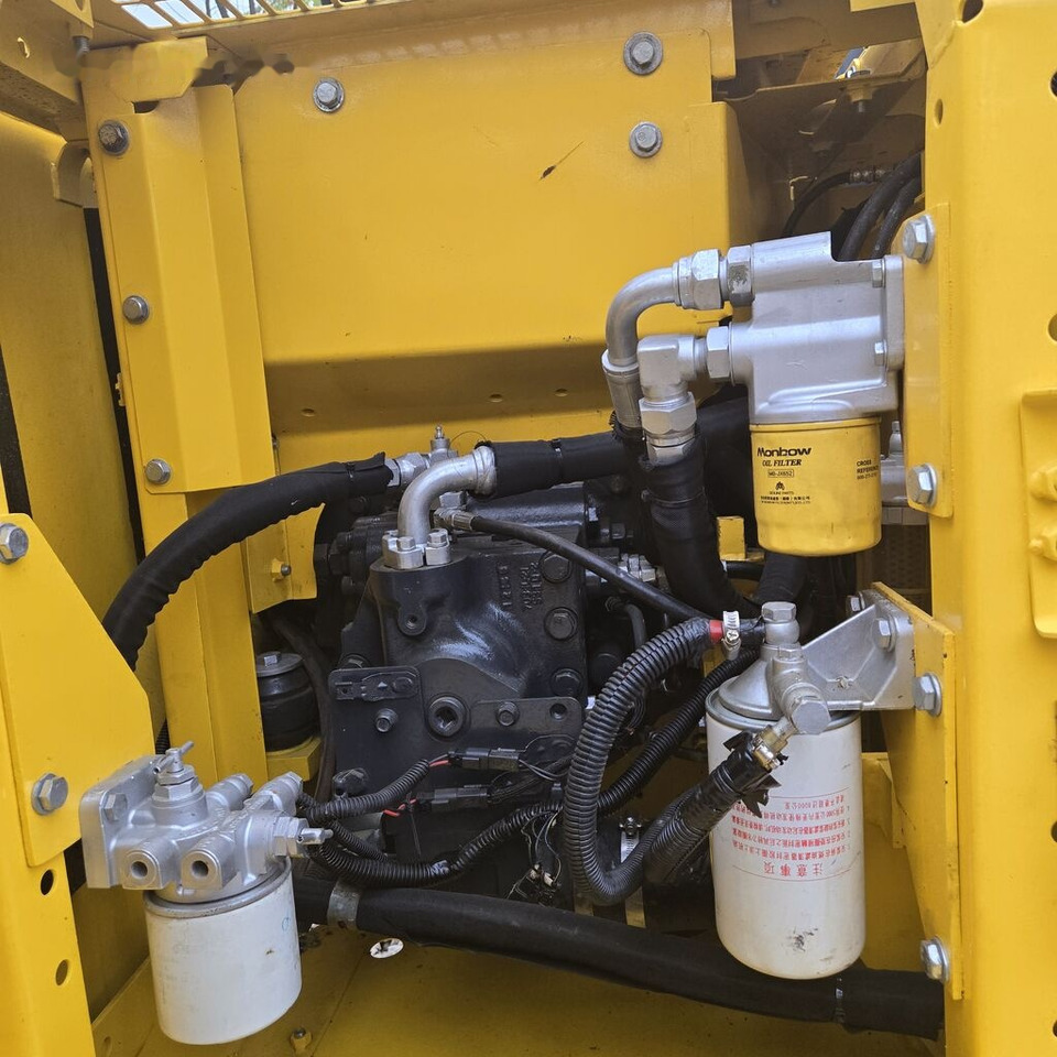 Lánctalpas kotró Komatsu PC130-10: 8 kép.