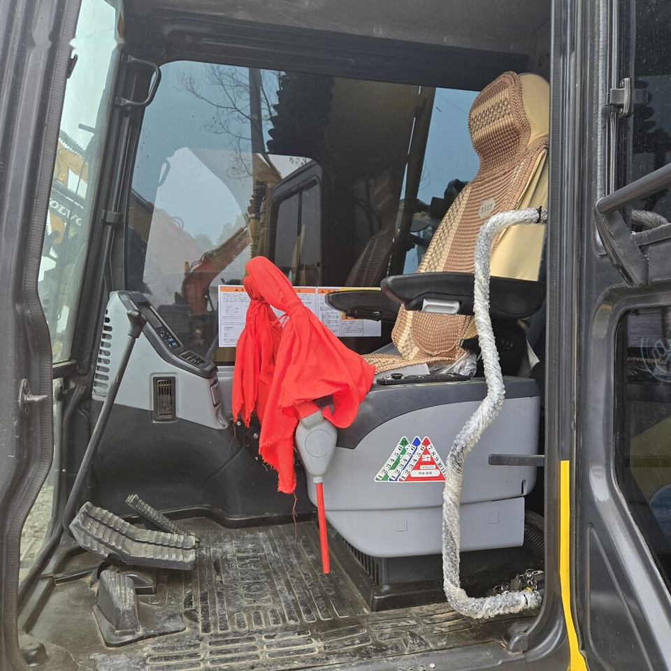 Lánctalpas kotró Komatsu PC130-10: 11 kép.