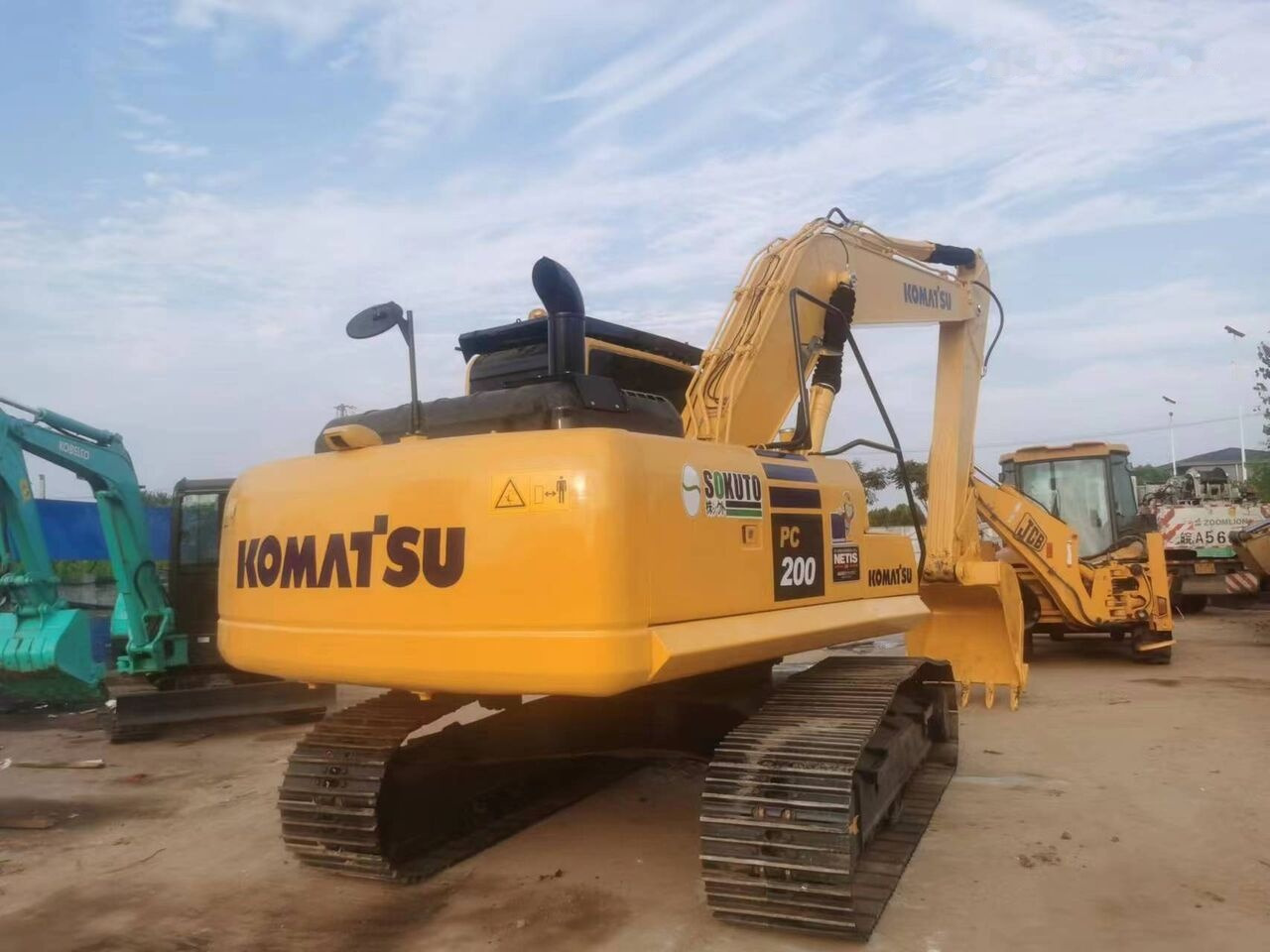 Komatsu PC200-8 - Lánctalpas kotró: 3 kép. Komatsu PC200-8 - Lánctalpas kotró: 3 kép.