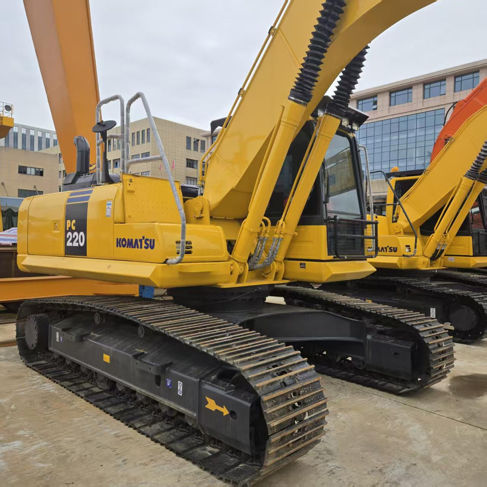 Komatsu PC220-8 - Lánctalpas kotró: 5 kép. Komatsu PC220-8 - Lánctalpas kotró: 5 kép.