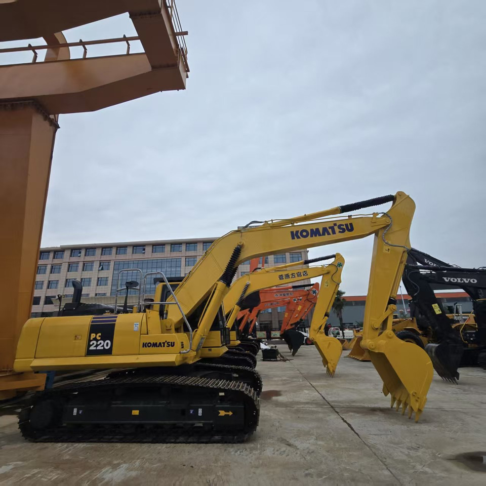 Komatsu PC220-8 - Lánctalpas kotró: 3 kép. Komatsu PC220-8 - Lánctalpas kotró: 3 kép.