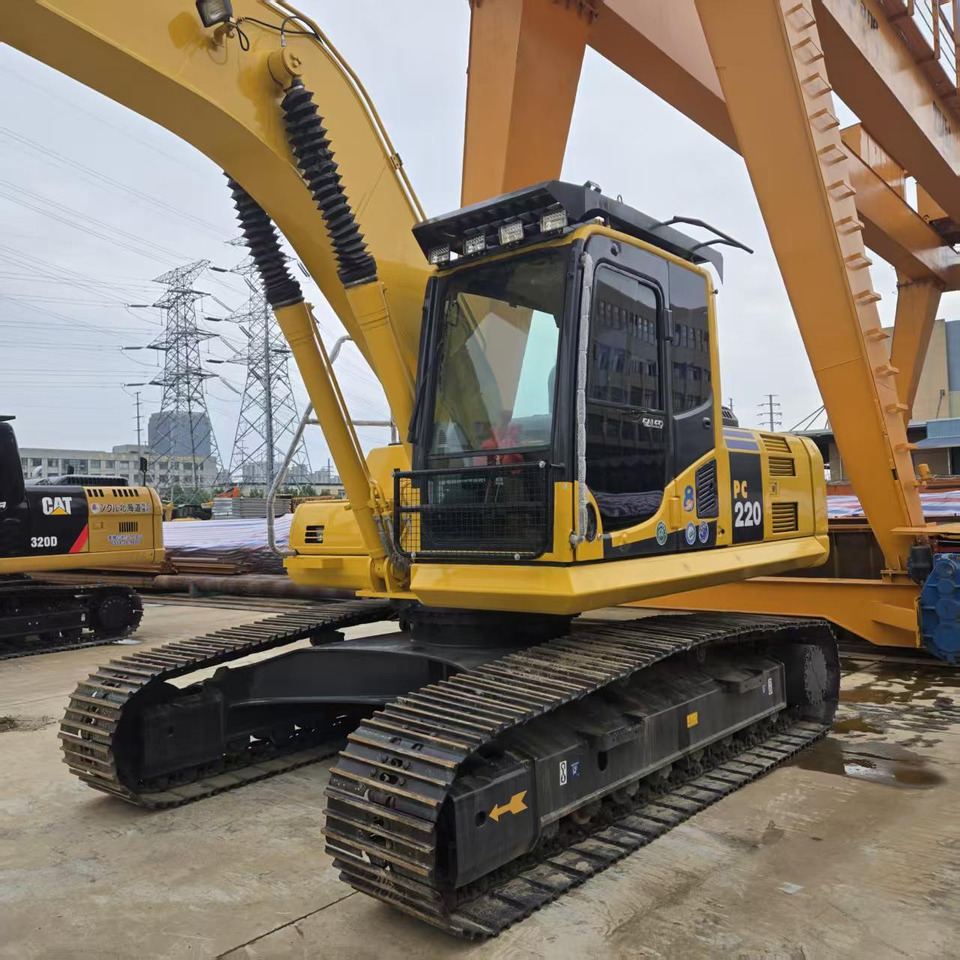 Komatsu PC220-8 - Lánctalpas kotró: 4 kép. Komatsu PC220-8 - Lánctalpas kotró: 4 kép.