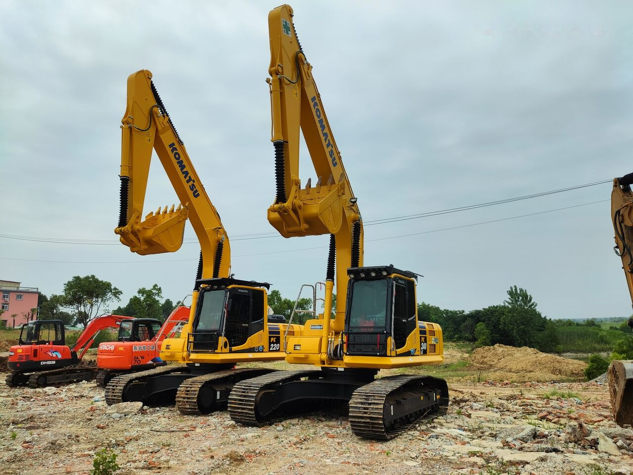 Komatsu PC240 - Lánctalpas kotró: 1 kép. Komatsu PC240 - Lánctalpas kotró: 1 kép.