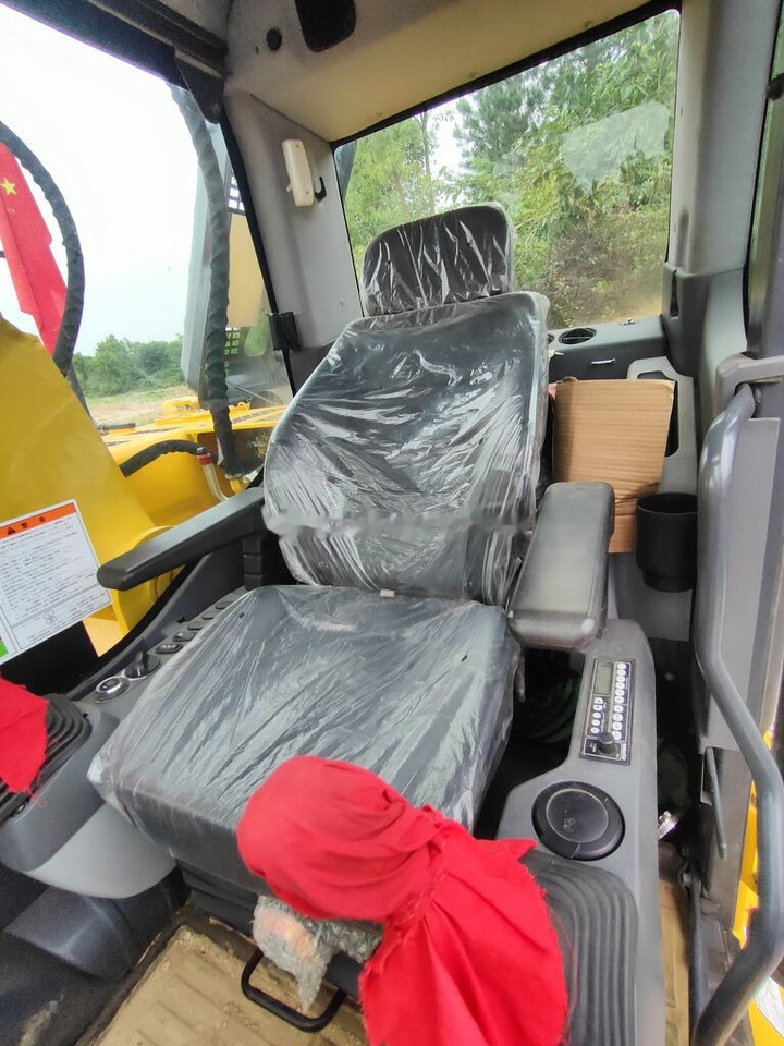 Komatsu PC240LC-8 - Lánctalpas kotró: 4 kép. Komatsu PC240LC-8 - Lánctalpas kotró: 4 kép.