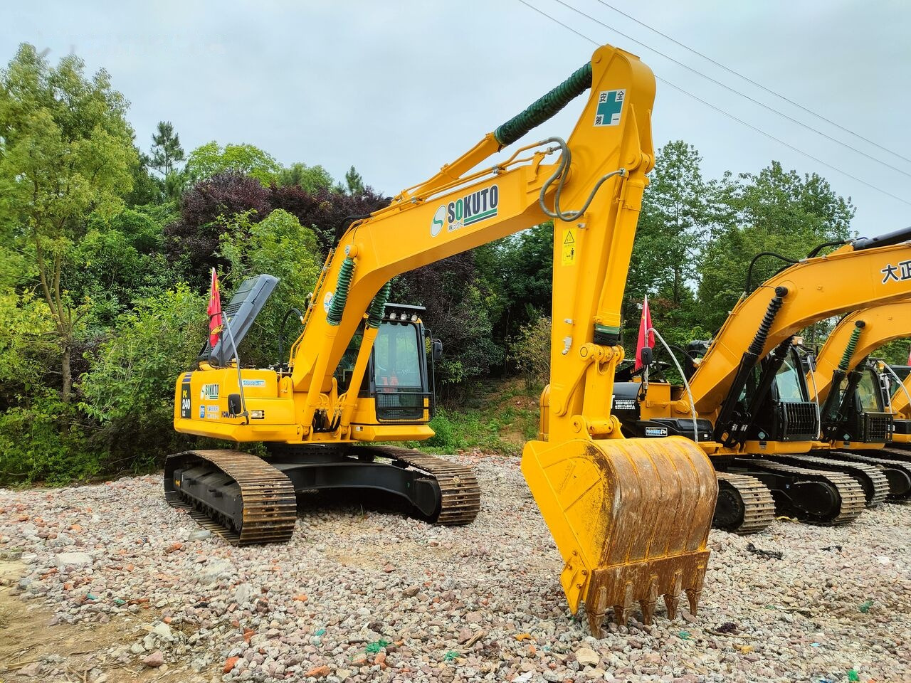 Komatsu PC240LC-8 - Lánctalpas kotró: 2 kép. Komatsu PC240LC-8 - Lánctalpas kotró: 2 kép.