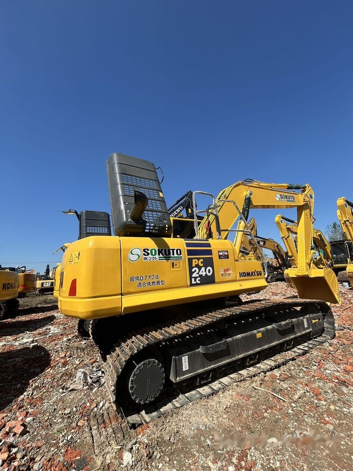 Komatsu PC240LC - Lánctalpas kotró: 5 kép. Komatsu PC240LC - Lánctalpas kotró: 5 kép.