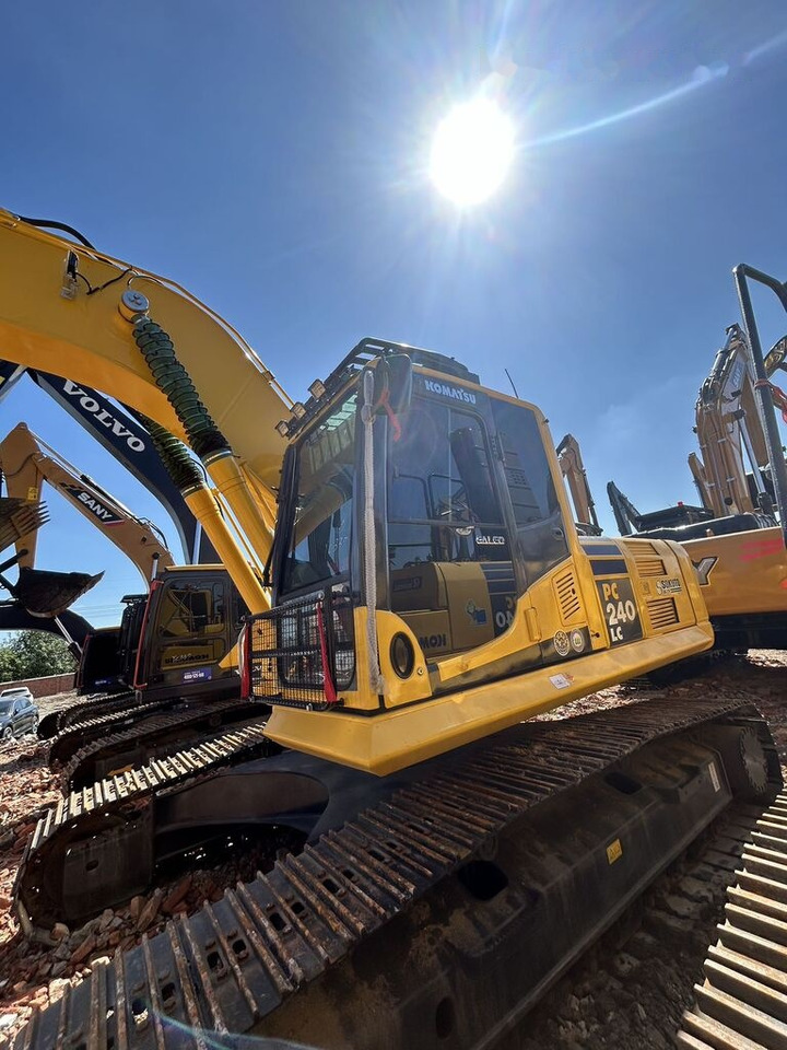 Komatsu PC240LC - Lánctalpas kotró: 3 kép. Komatsu PC240LC - Lánctalpas kotró: 3 kép.