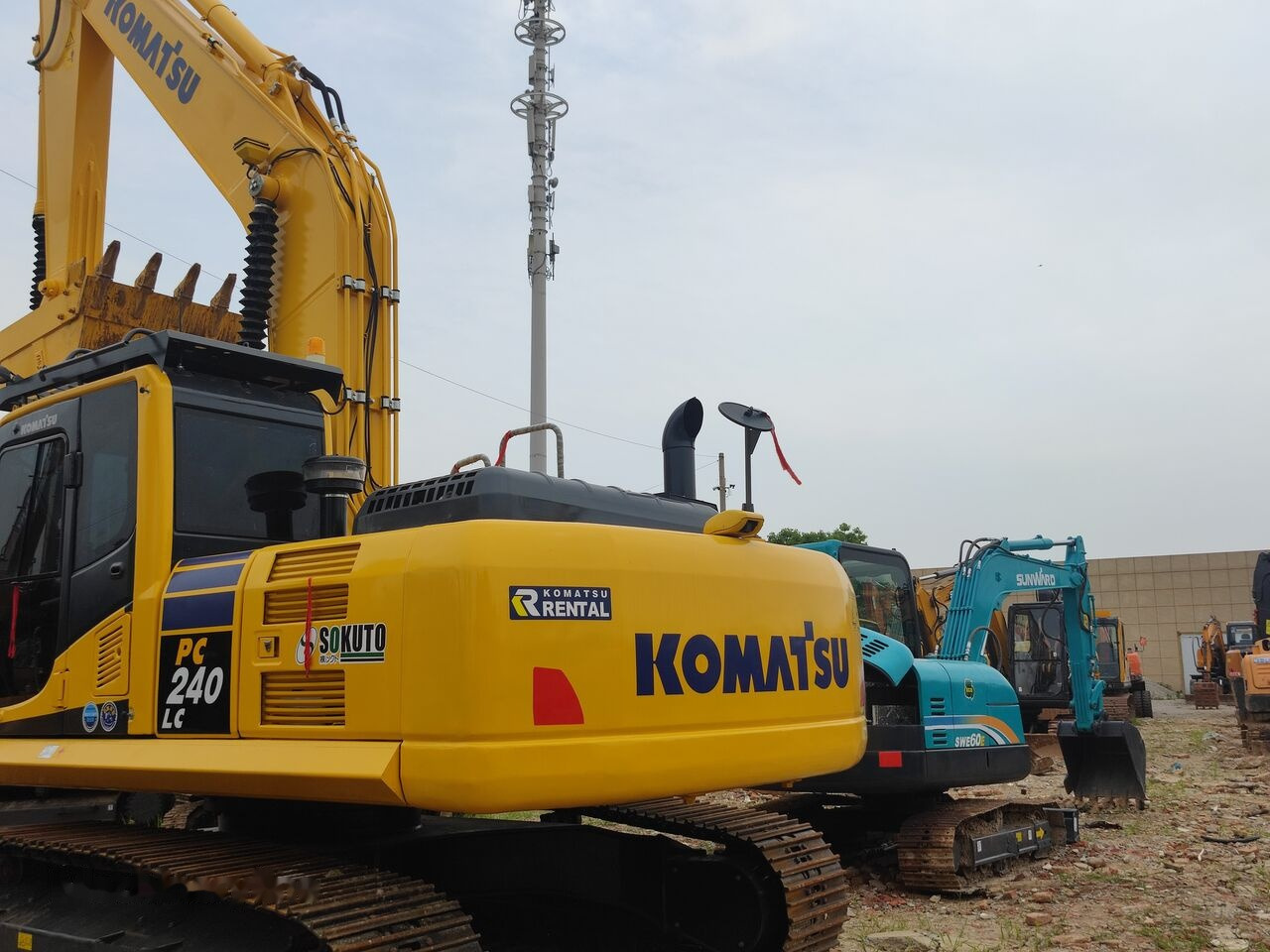 Komatsu PC240LC - Lánctalpas kotró: 3 kép. Komatsu PC240LC - Lánctalpas kotró: 3 kép.