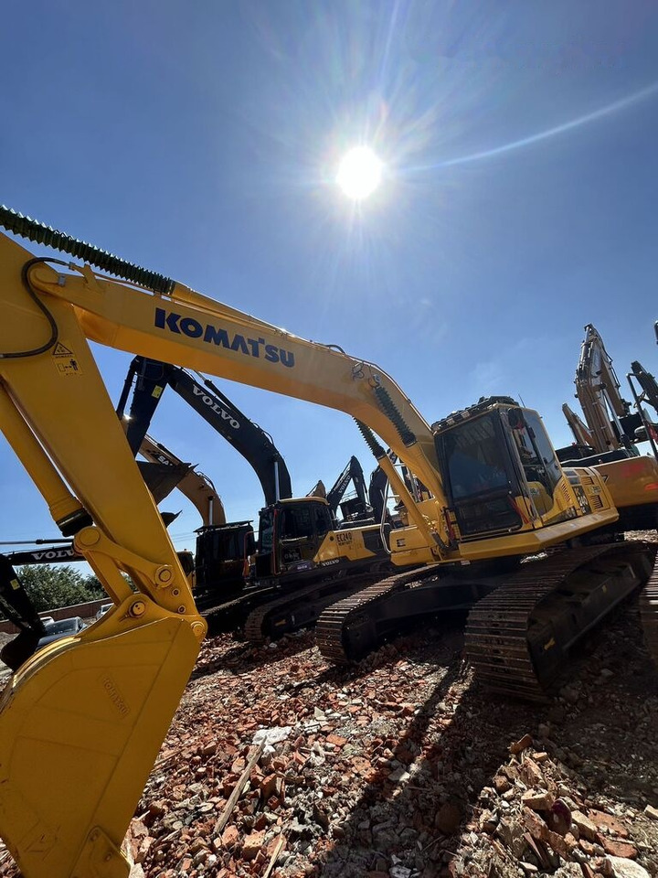 Komatsu PC240LC - Lánctalpas kotró: 1 kép. Komatsu PC240LC - Lánctalpas kotró: 1 kép.
