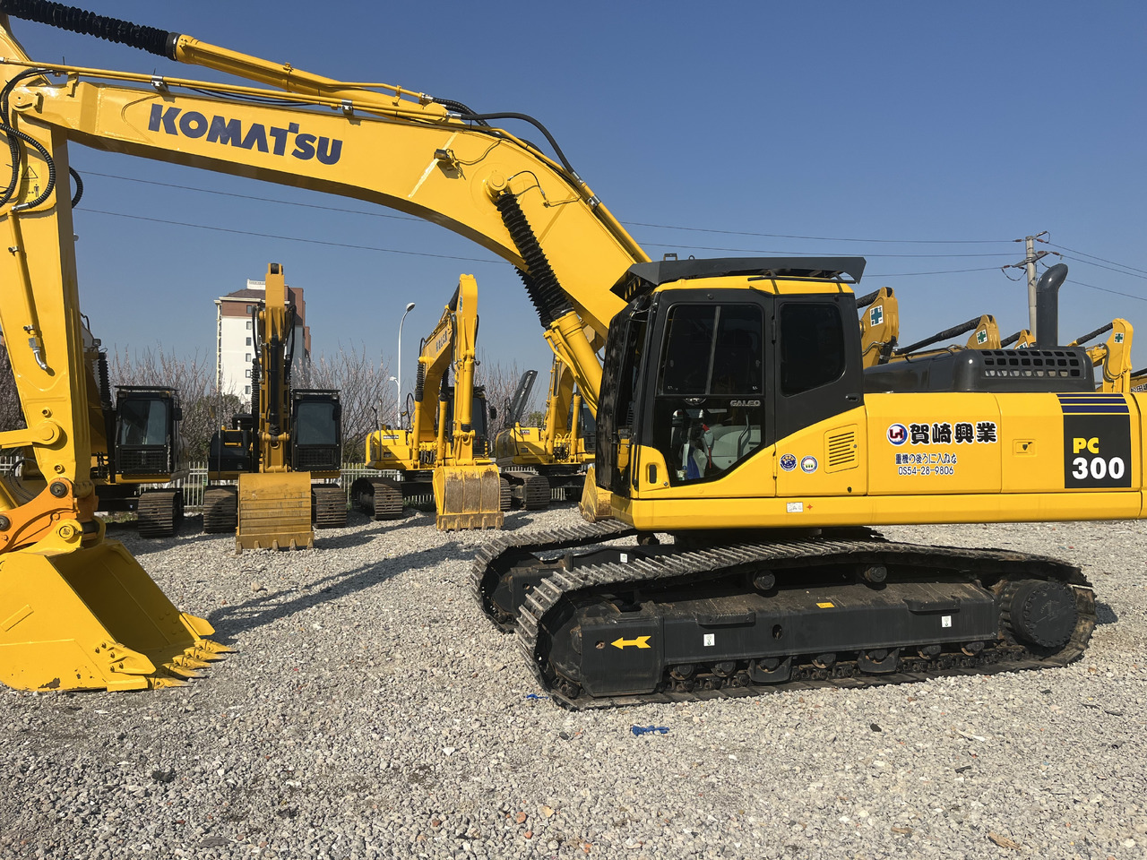 Komatsu PC300-7 - Lánctalpas kotró: 3 kép. Komatsu PC300-7 - Lánctalpas kotró: 3 kép.
