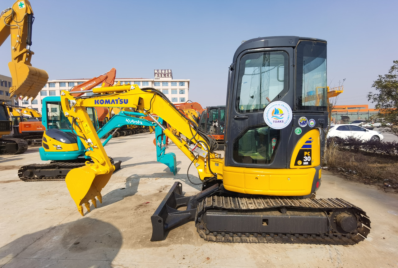 Komatsu PC30MR - Minikotró: 1 kép. Komatsu PC30MR - Minikotró: 1 kép.
