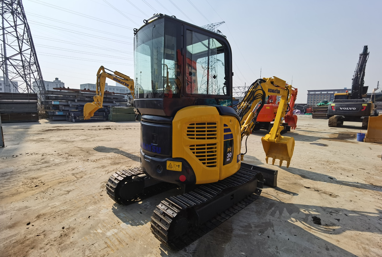Komatsu PC30MR - Minikotró: 5 kép. Komatsu PC30MR - Minikotró: 5 kép.