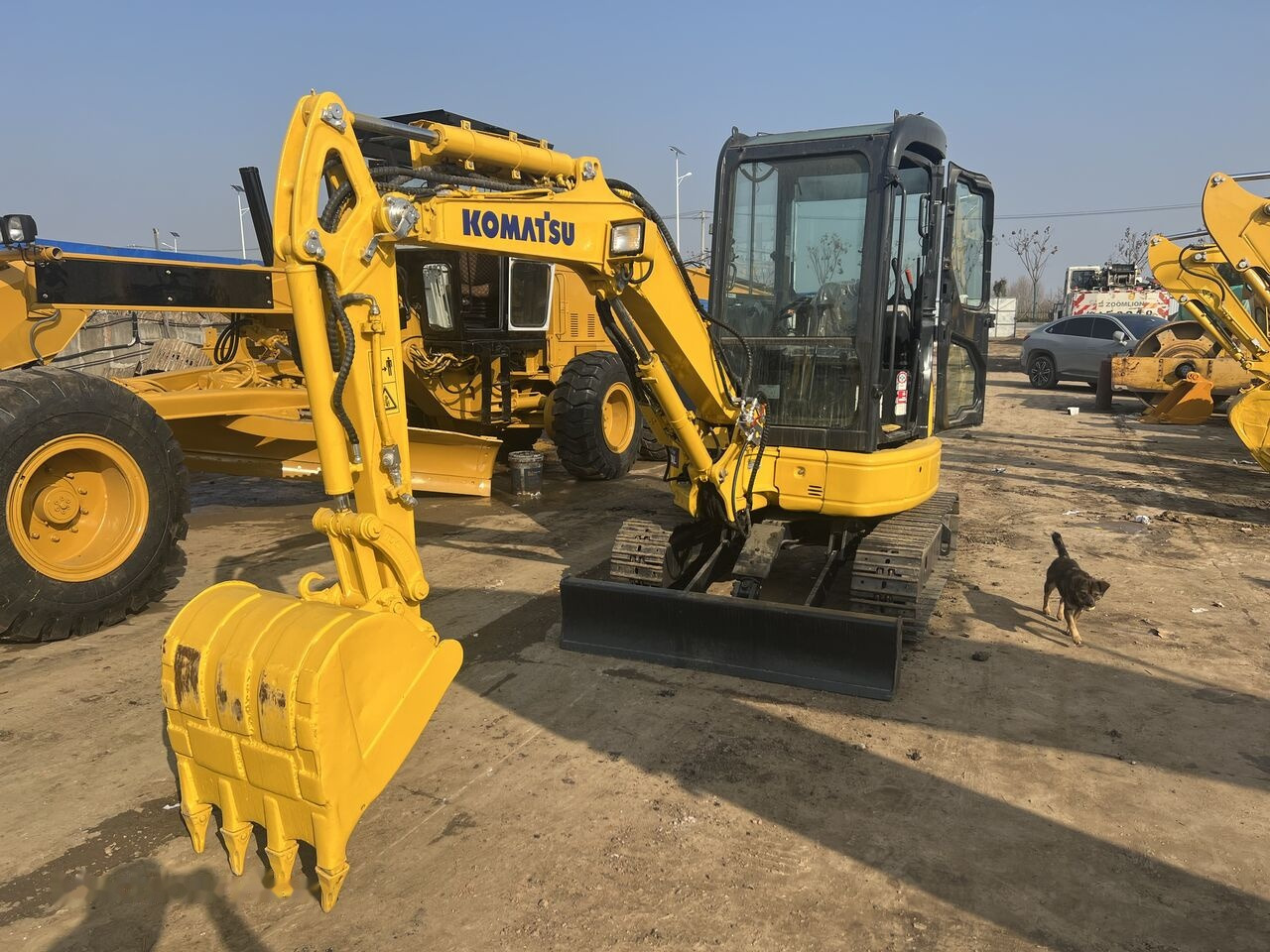 Komatsu PC30MR - Minikotró: 3 kép. Komatsu PC30MR - Minikotró: 3 kép.