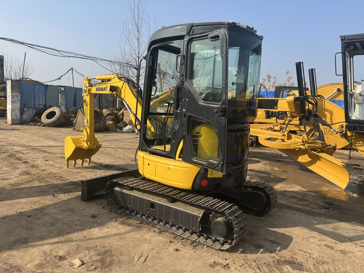 Komatsu PC30MR - Minikotró: 2 kép. Komatsu PC30MR - Minikotró: 2 kép.