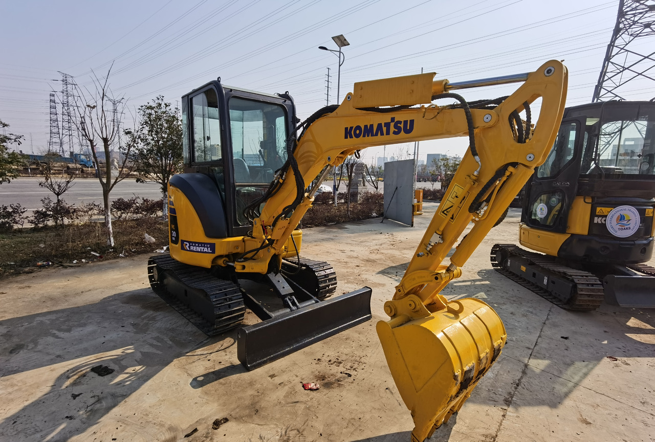 Komatsu PC30MR - Minikotró: 3 kép. Komatsu PC30MR - Minikotró: 3 kép.