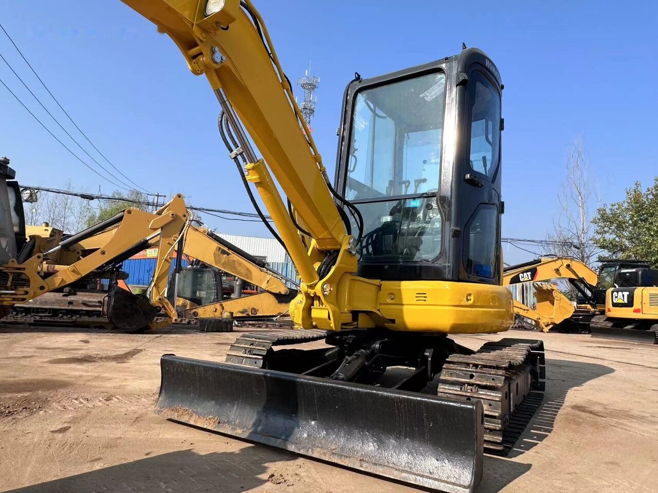 Komatsu PC35 - Minikotró: 2 kép. Komatsu PC35 - Minikotró: 2 kép.