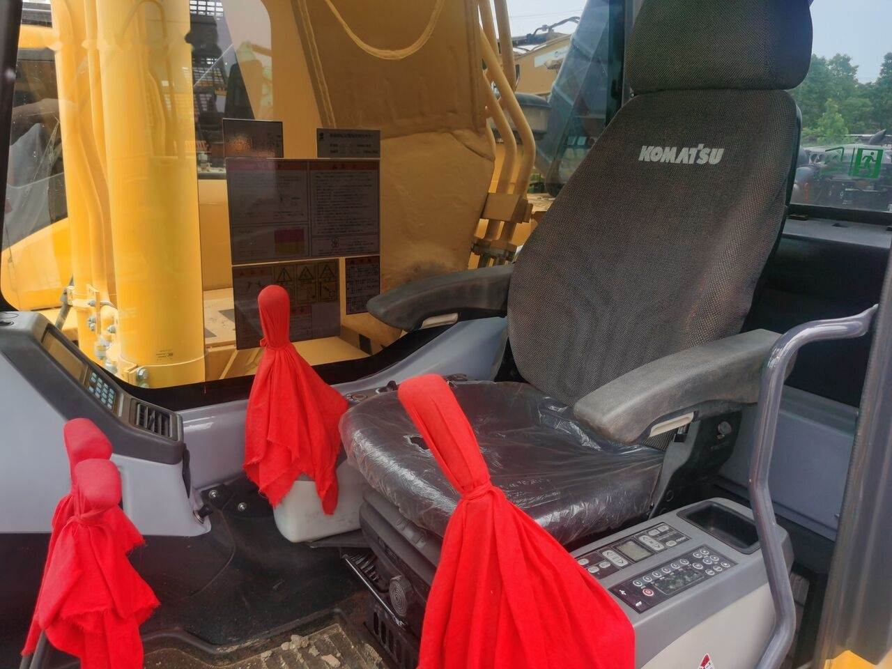 Komatsu PC350 - Lánctalpas kotró: 4 kép. Komatsu PC350 - Lánctalpas kotró: 4 kép.