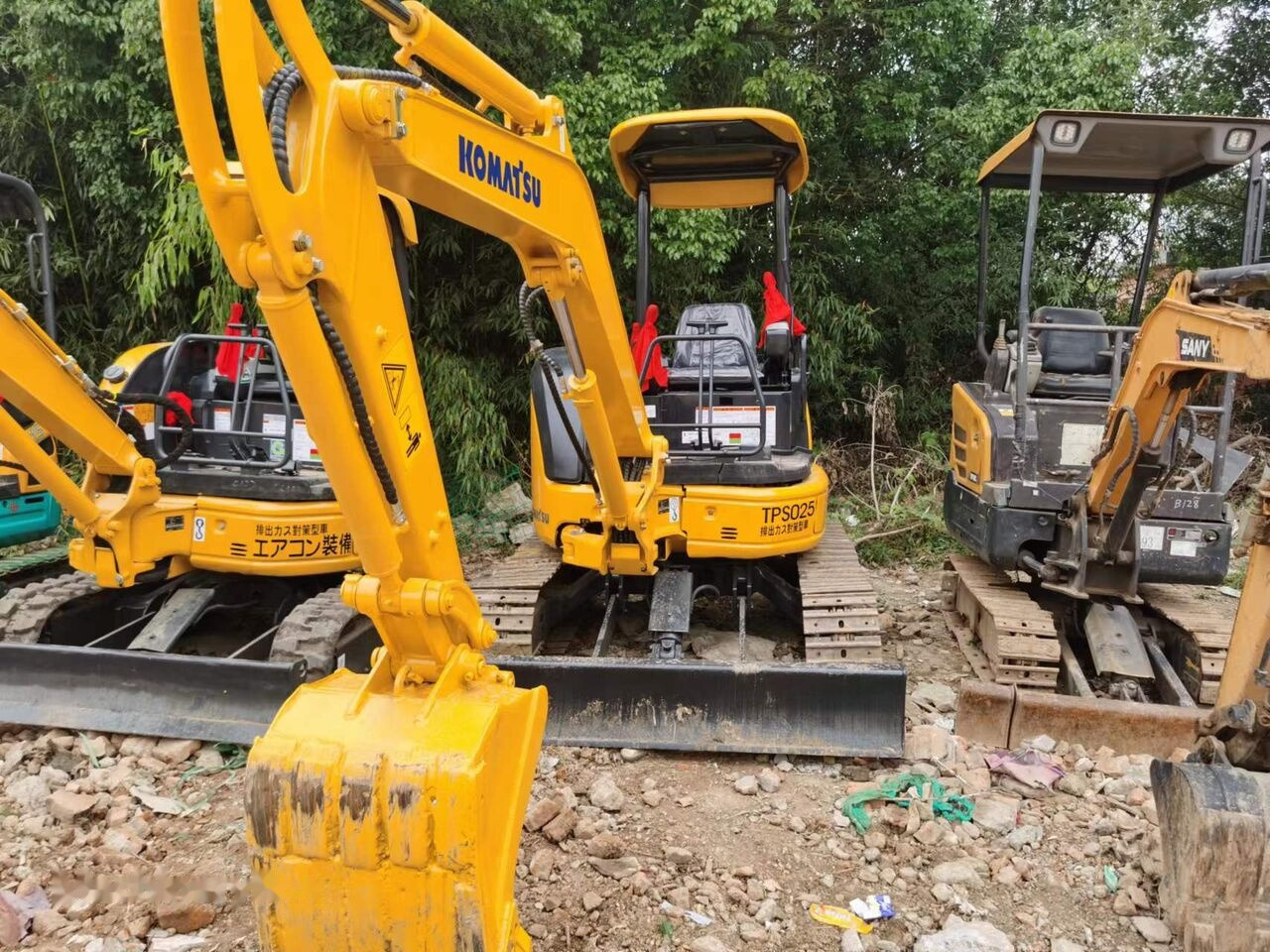 Komatsu PC35MR - Minikotró: 2 kép. Komatsu PC35MR - Minikotró: 2 kép.