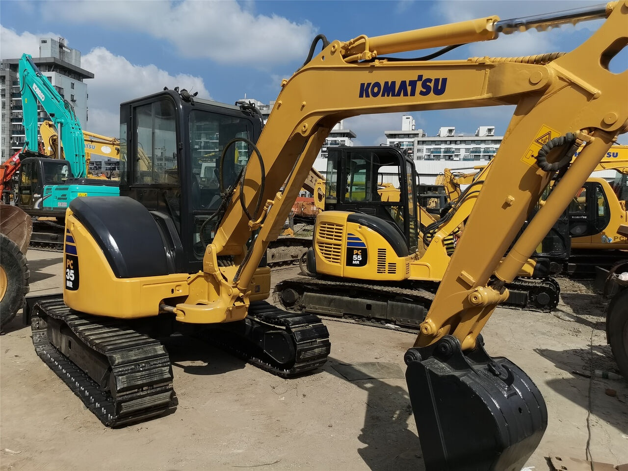 Minikotró Komatsu PC35MR: 6 kép.