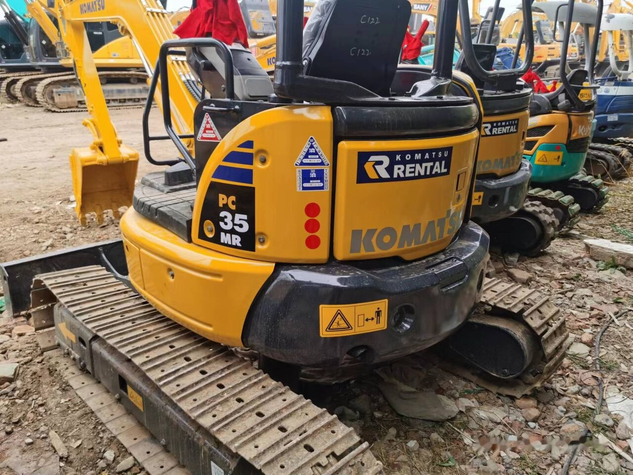 Komatsu PC35MR - Minikotró: 3 kép. Komatsu PC35MR - Minikotró: 3 kép.