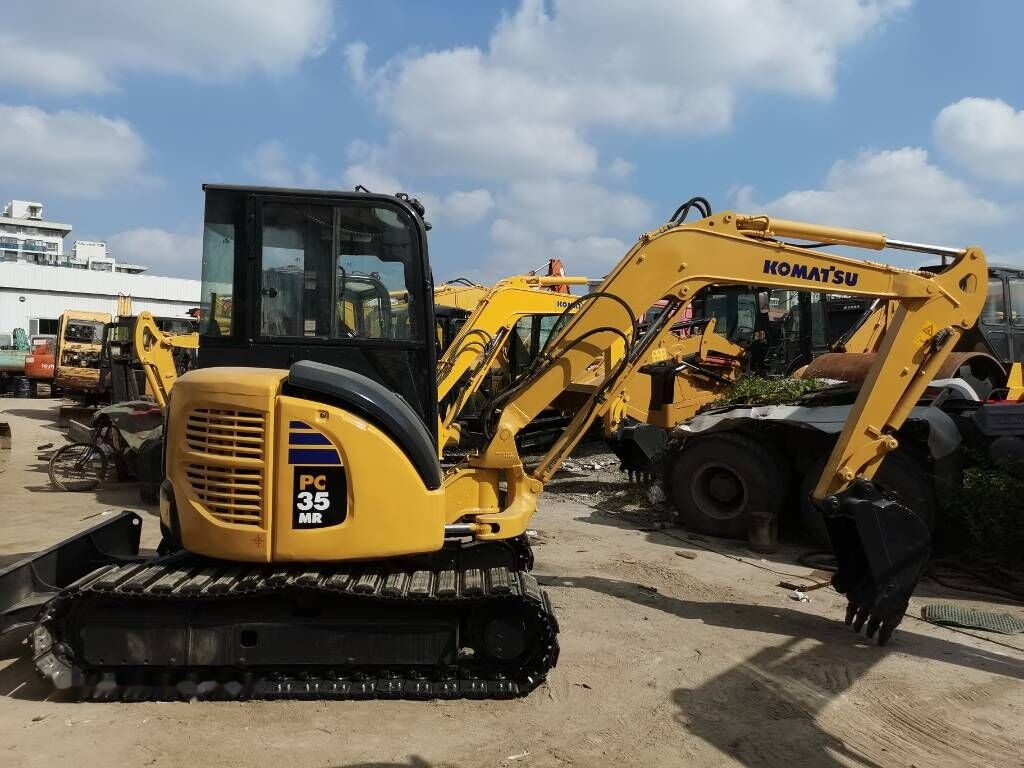 Minikotró Komatsu PC35MR: 7 kép.