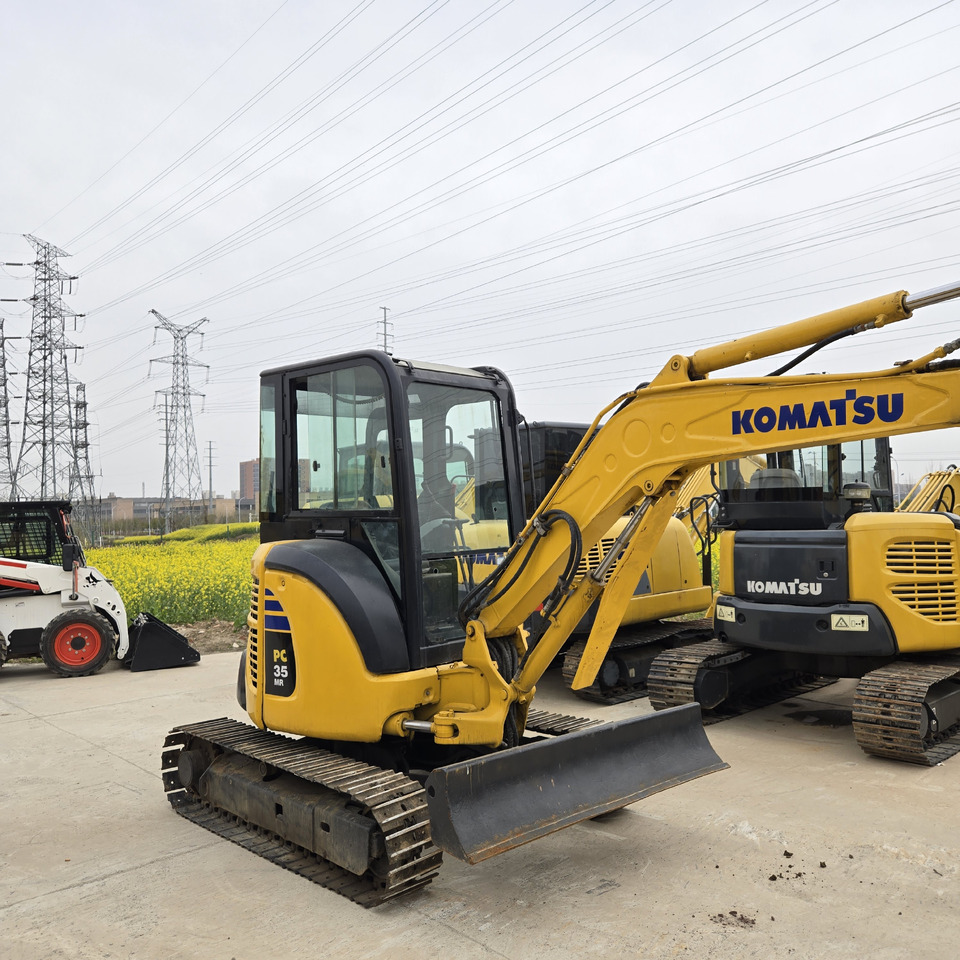 Komatsu PC35MR - Minikotró: 2 kép. Komatsu PC35MR - Minikotró: 2 kép.