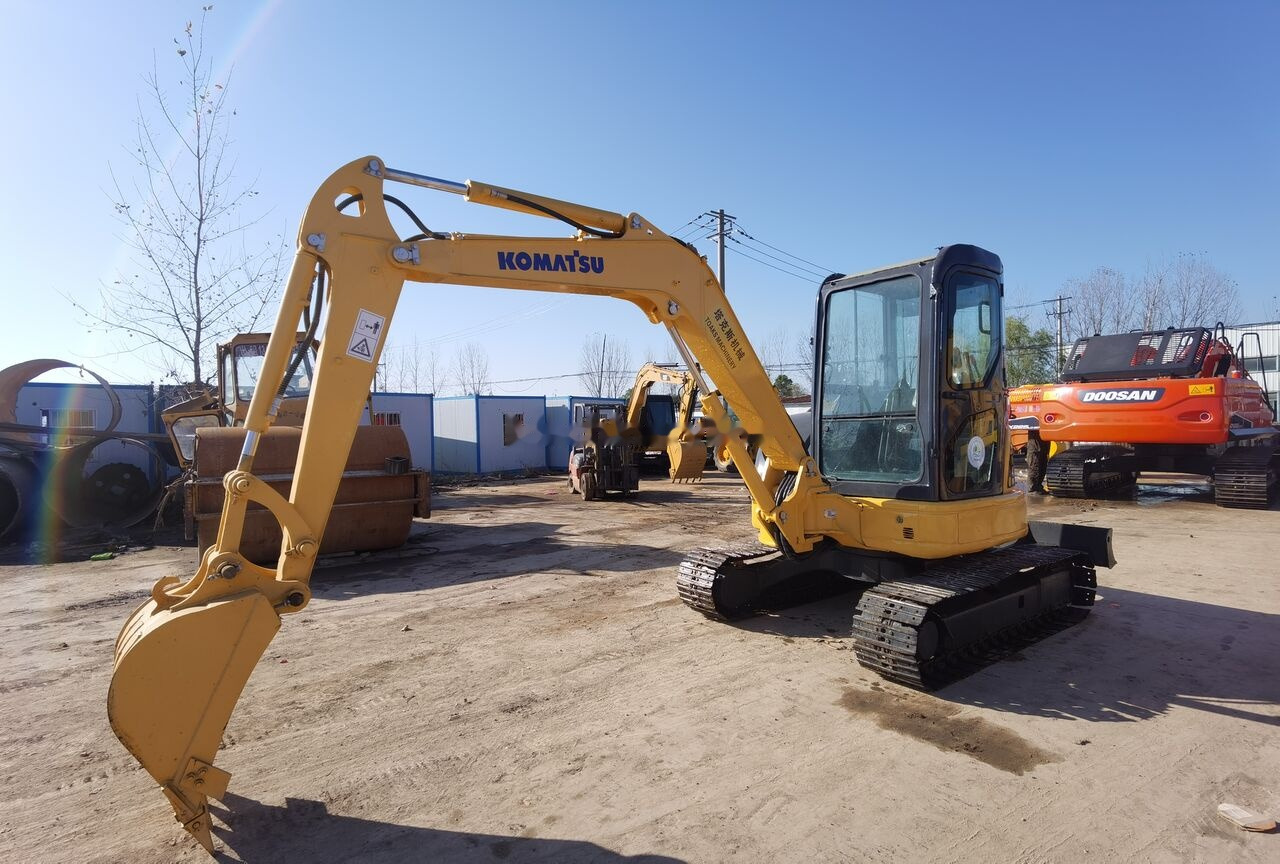 Komatsu PC40 - Minikotró: 5 kép. Komatsu PC40 - Minikotró: 5 kép.
