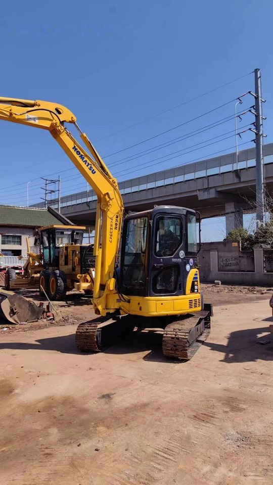 Komatsu PC50MR-2 - Minikotró: 4 kép. Komatsu PC50MR-2 - Minikotró: 4 kép.