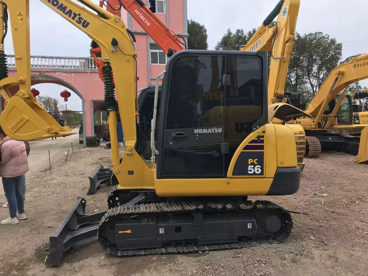 Minikotró Komatsu PC56: 6 kép.