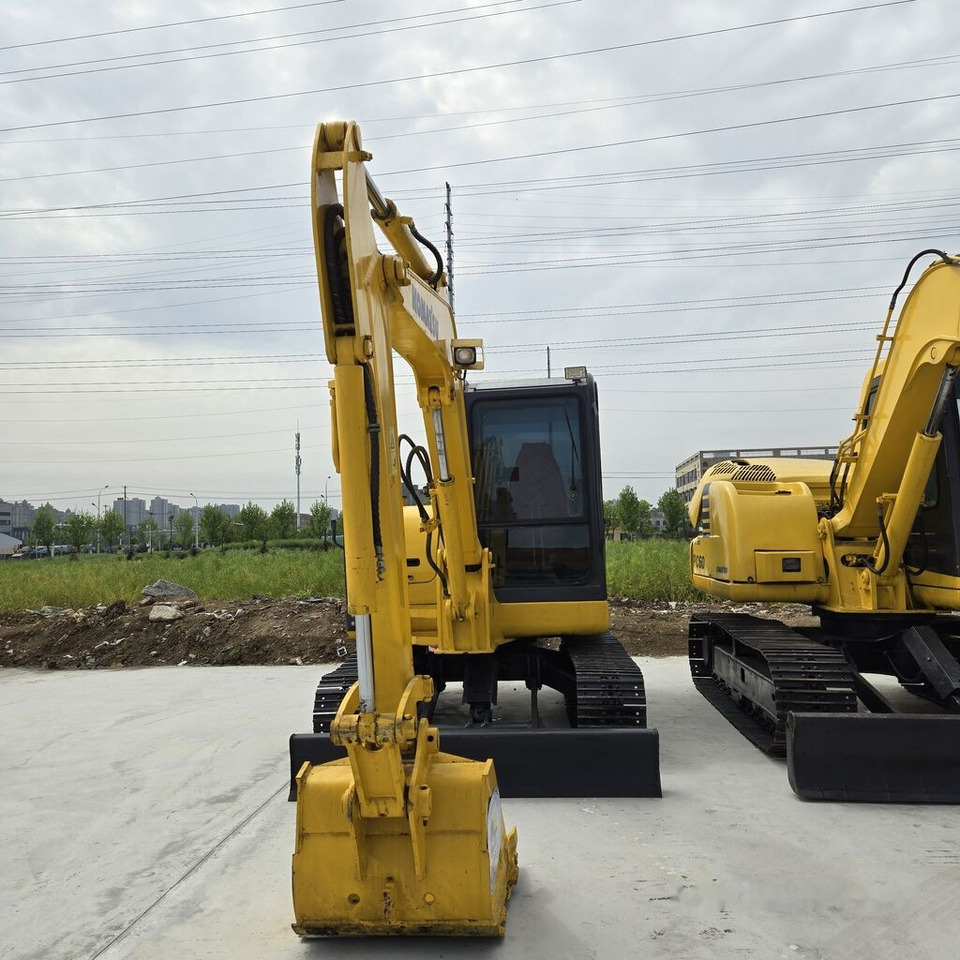 Komatsu PC56 - Minikotró: 2 kép. Komatsu PC56 - Minikotró: 2 kép.