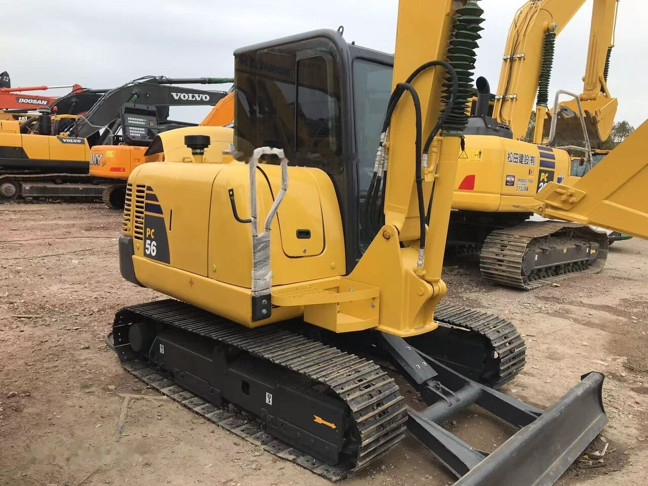 Minikotró Komatsu PC56: 7 kép.