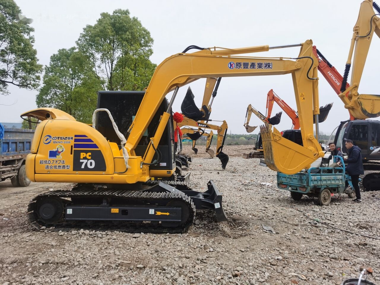 Komatsu PC70-8 - Minikotró: 4 kép. Komatsu PC70-8 - Minikotró: 4 kép.