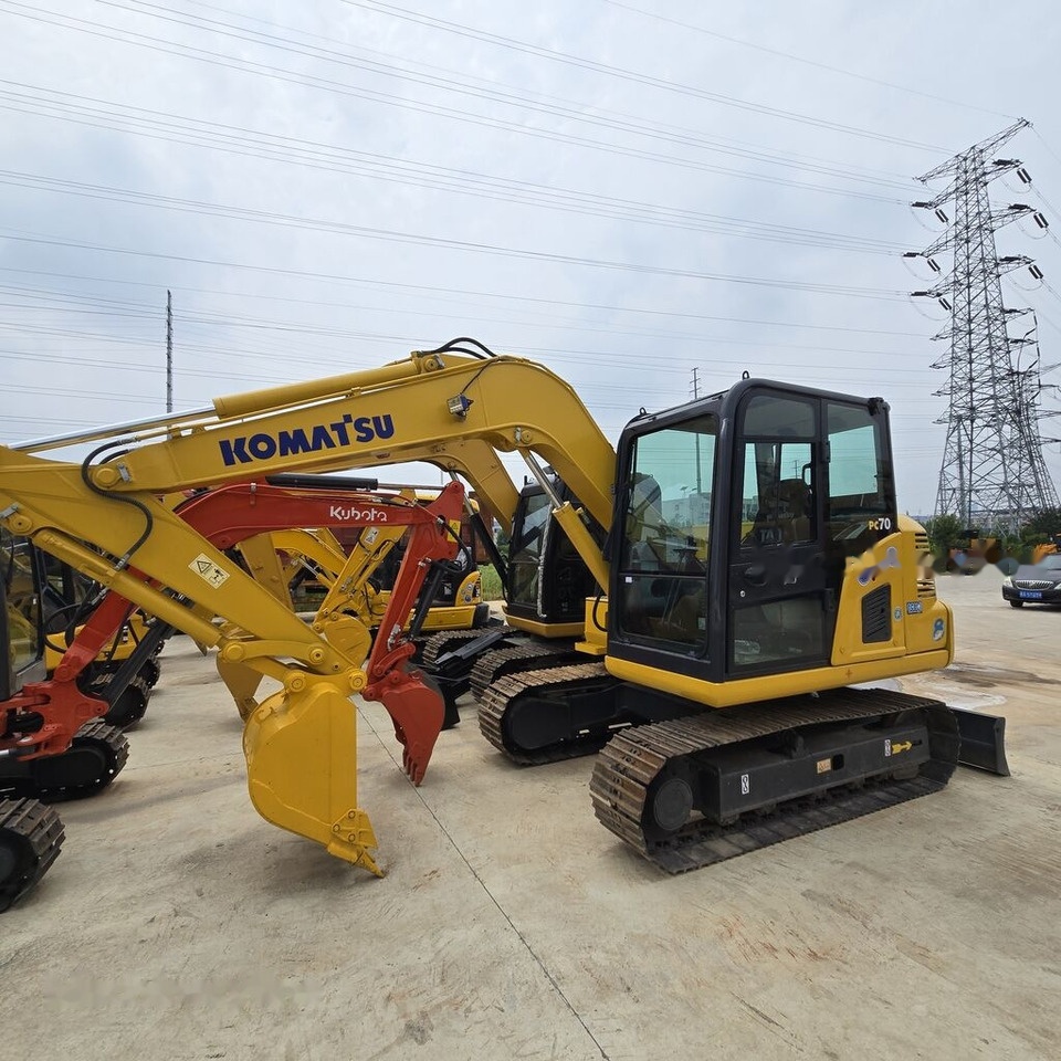 Komatsu PC70-8 - Minikotró: 4 kép. Komatsu PC70-8 - Minikotró: 4 kép.