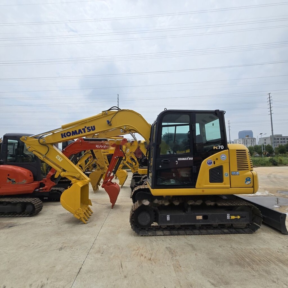 Komatsu PC70-8 - Minikotró: 3 kép. Komatsu PC70-8 - Minikotró: 3 kép.