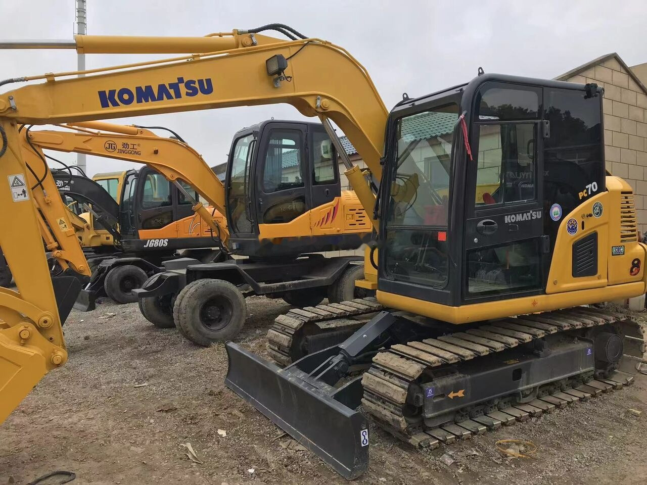 Komatsu PC70-8 - Lánctalpas kotró: 4 kép. Komatsu PC70-8 - Lánctalpas kotró: 4 kép.