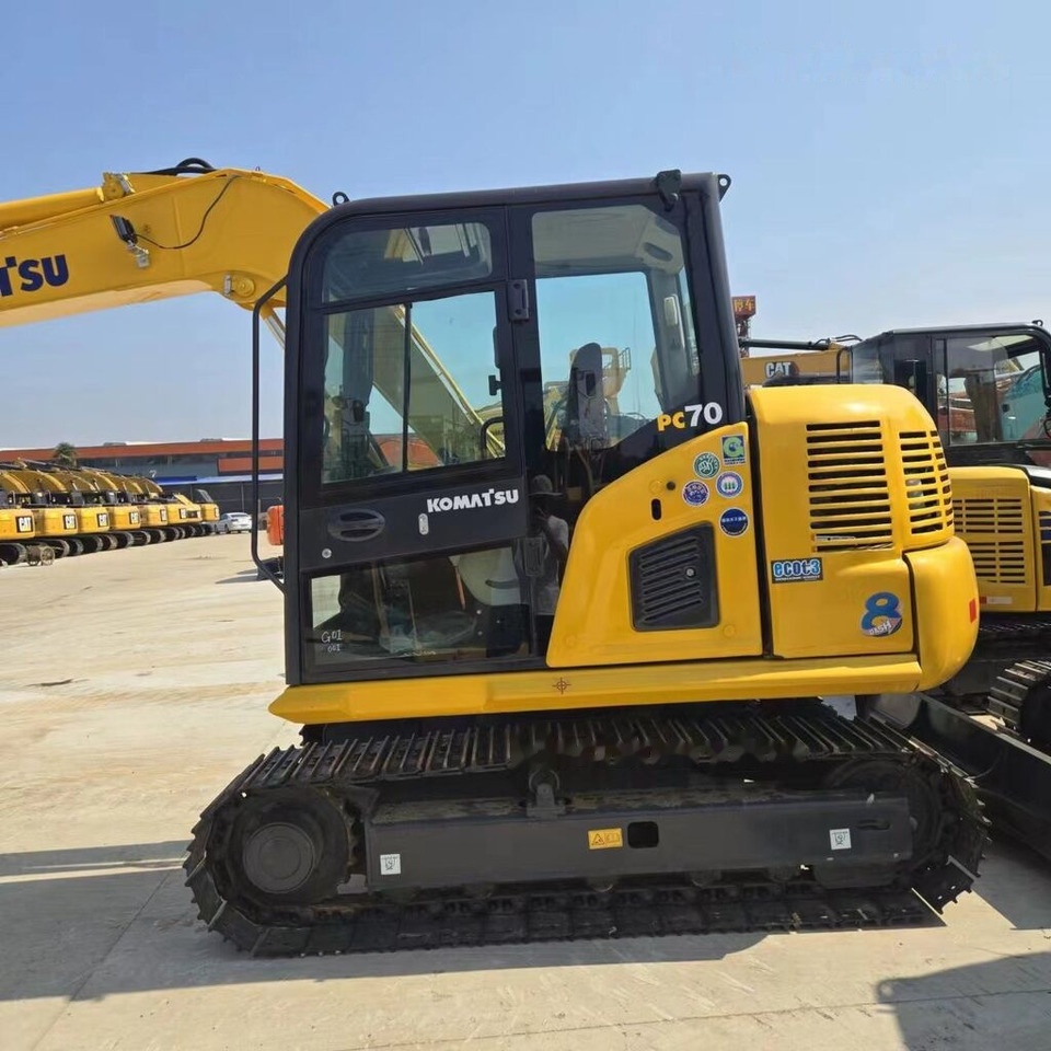 Komatsu PC70-8 - Lánctalpas kotró: 5 kép. Komatsu PC70-8 - Lánctalpas kotró: 5 kép.