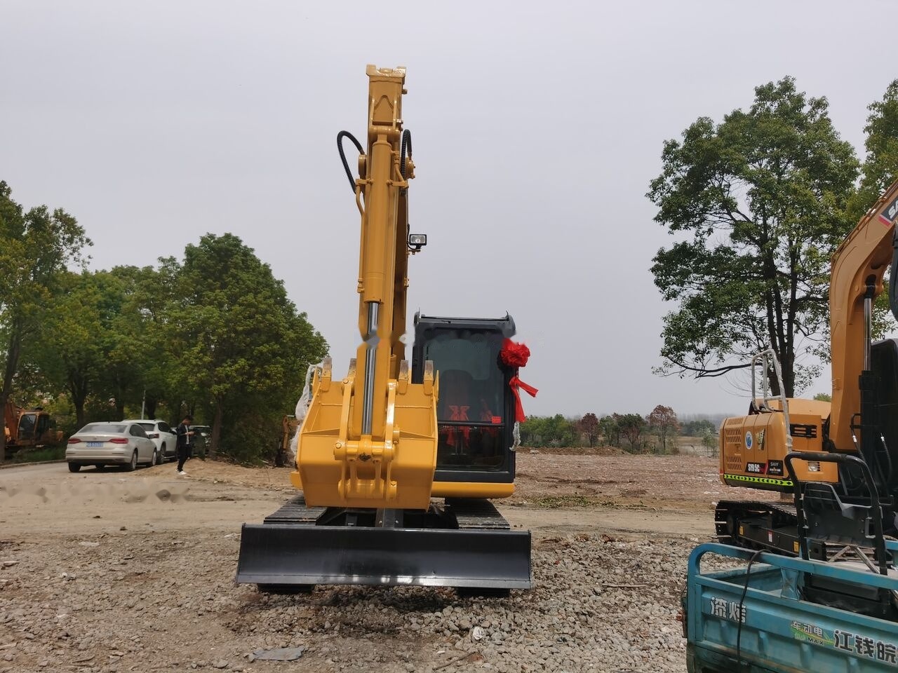 Komatsu PC70-8 - Lánctalpas kotró: 2 kép. Komatsu PC70-8 - Lánctalpas kotró: 2 kép.